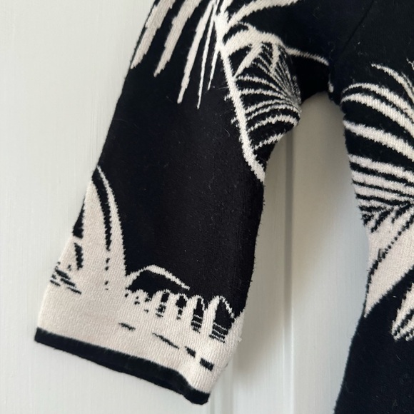 💥Cache Black and Cream Leaf Print Top - Picture 3 of 6